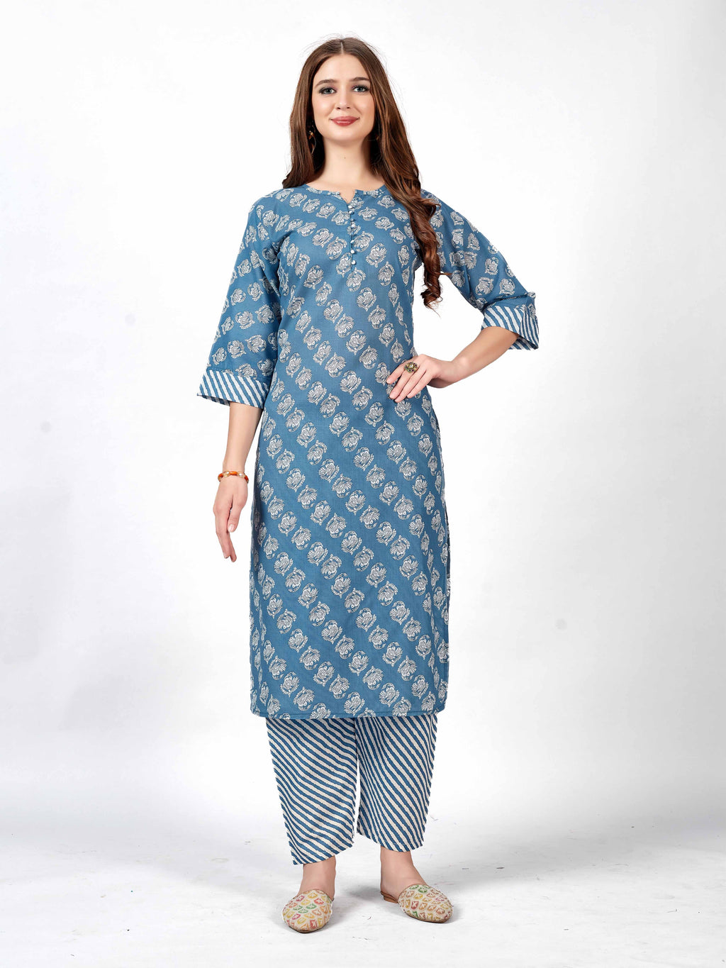 Perfect stylish in this kurti and pant set!