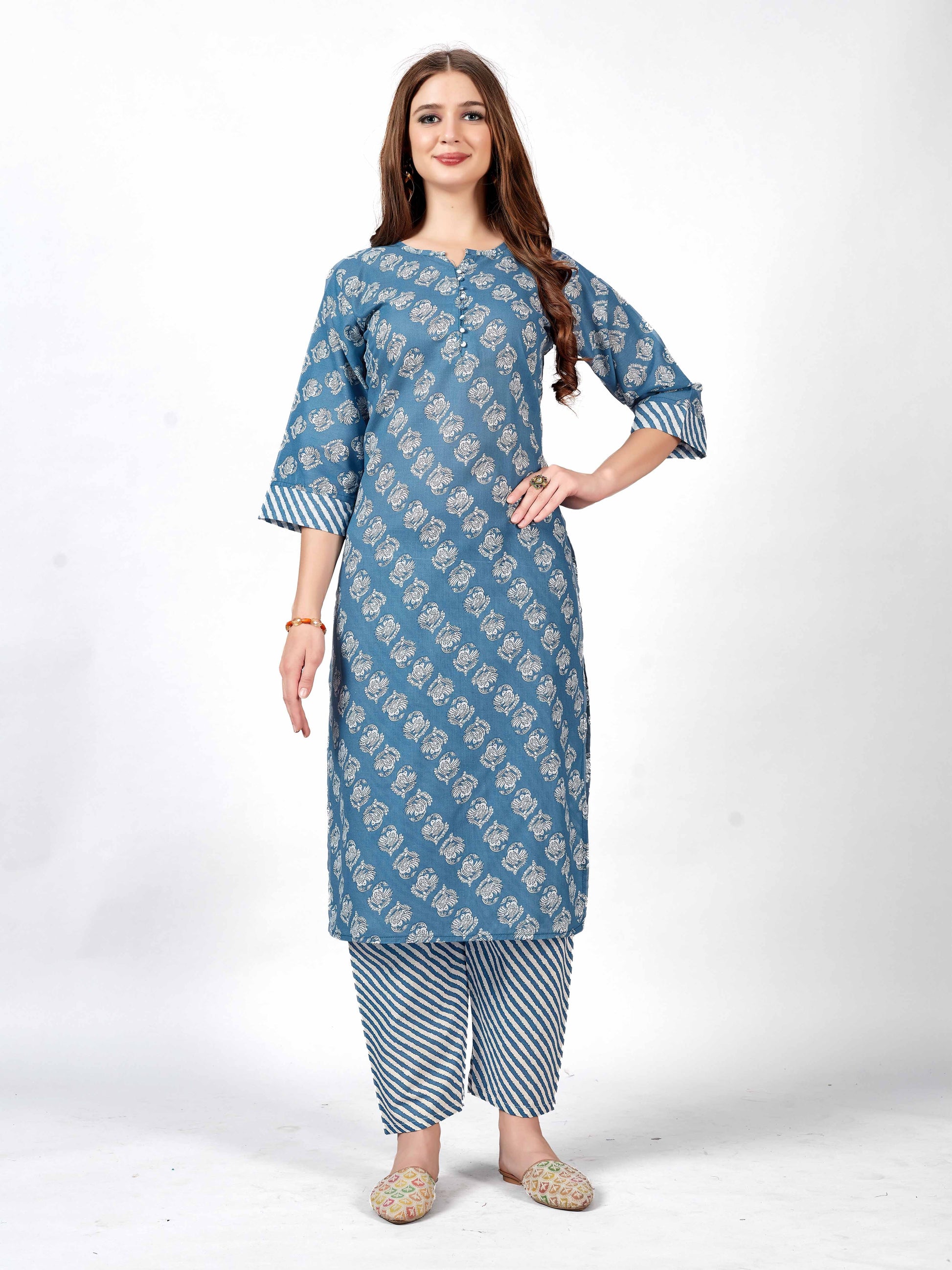 Perfect stylish in this kurti and pant set!