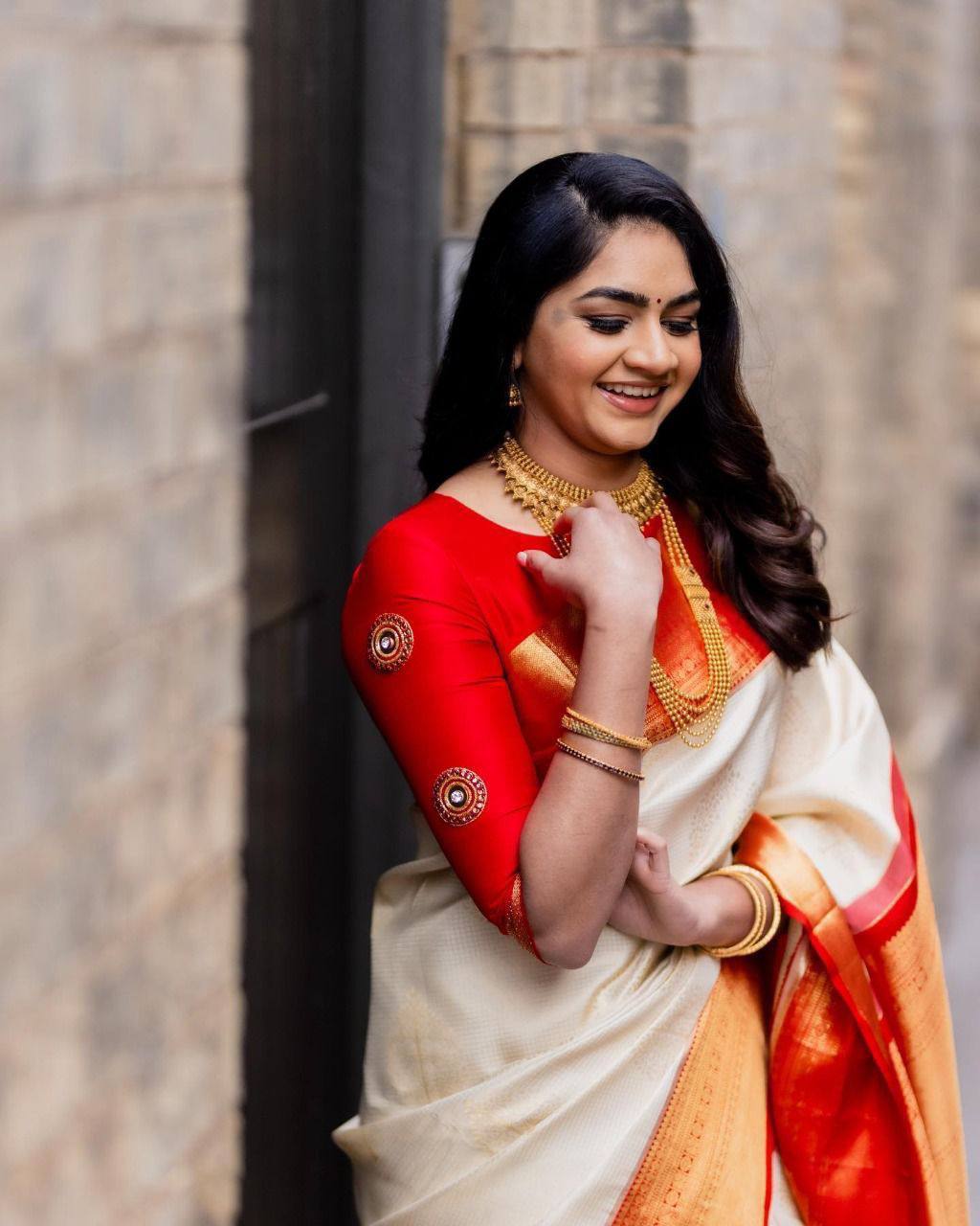 Beautifully Woven Lichi Silk Saree with Art Silk Border & Festive Rich Pallu