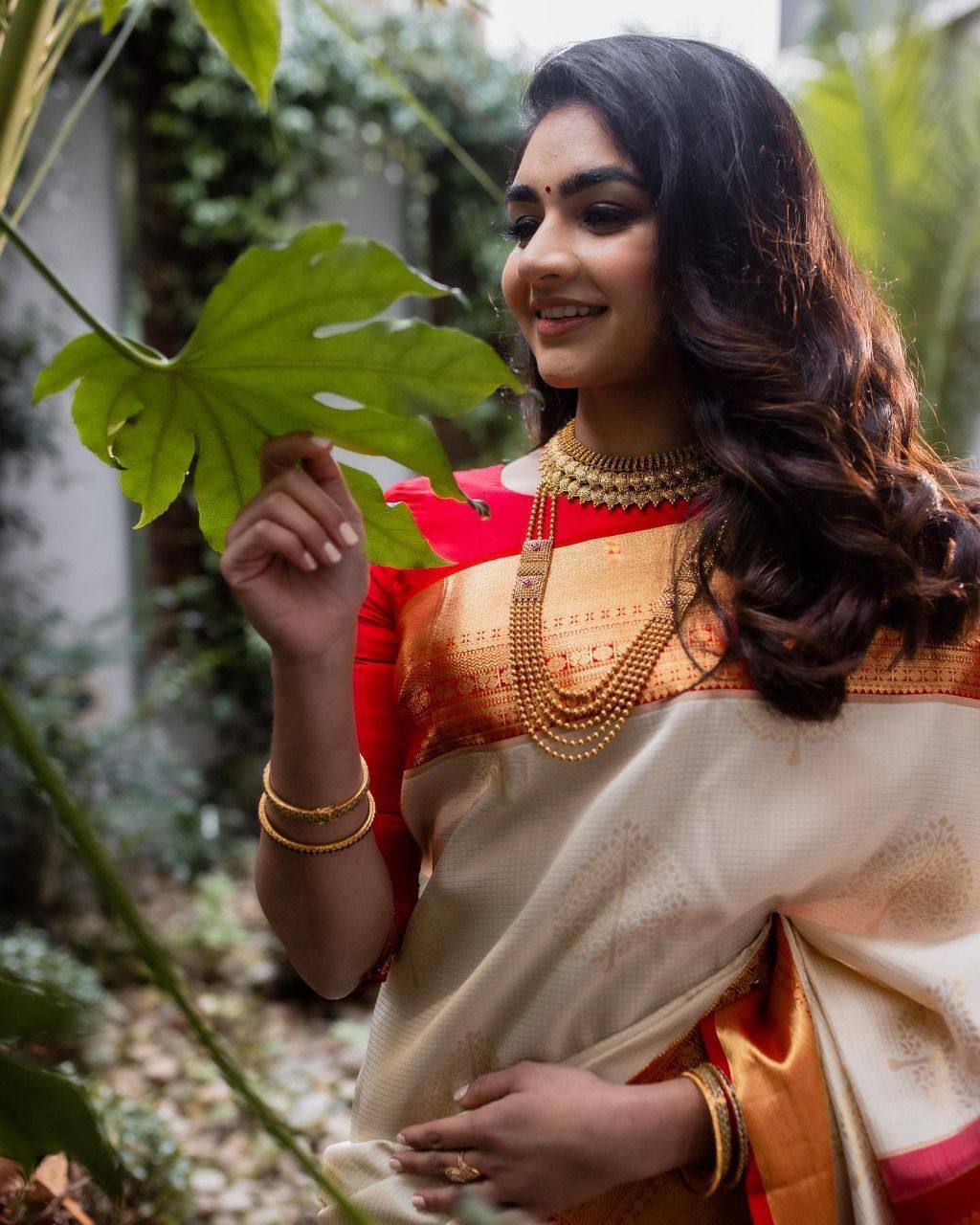 Beautifully Woven Lichi Silk Saree with Art Silk Border & Festive Rich Pallu